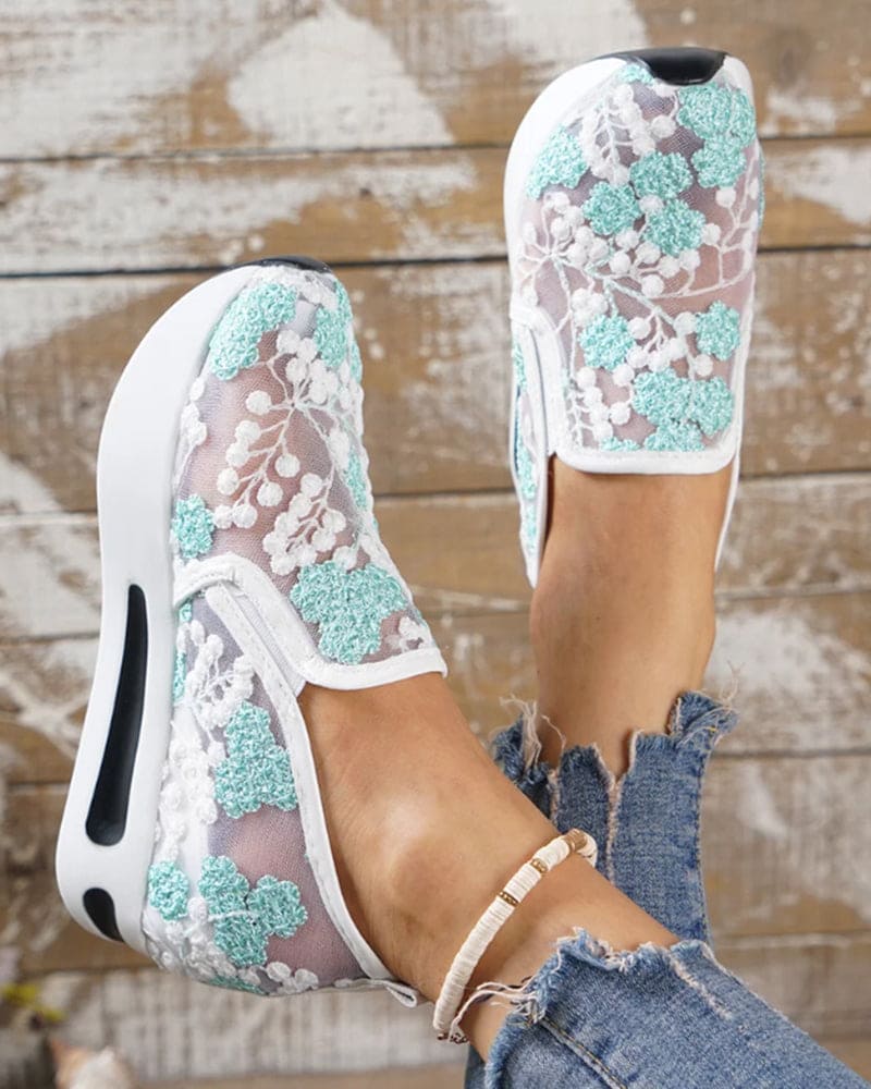 Yenthe | Ademende sneakers met geborduurde bloemen