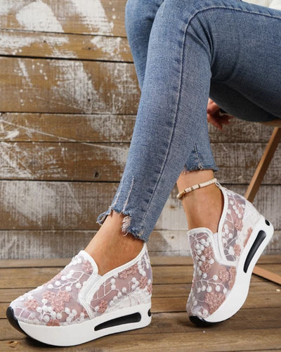 Yenthe | Ademende sneakers met geborduurde bloemen