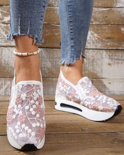 Yenthe | Ademende sneakers met geborduurde bloemen