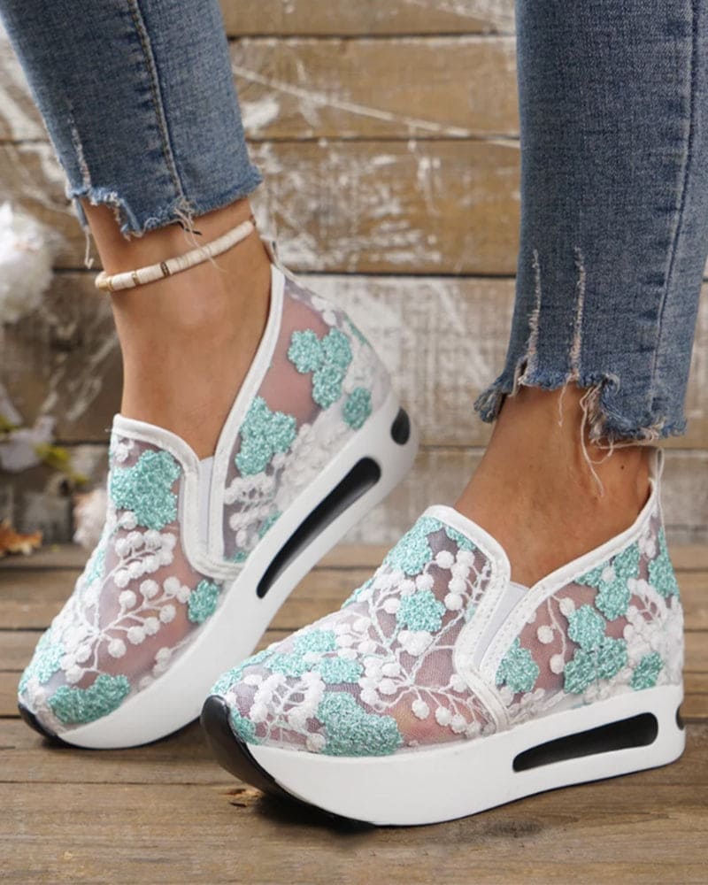 Yenthe | Ademende sneakers met geborduurde bloemen