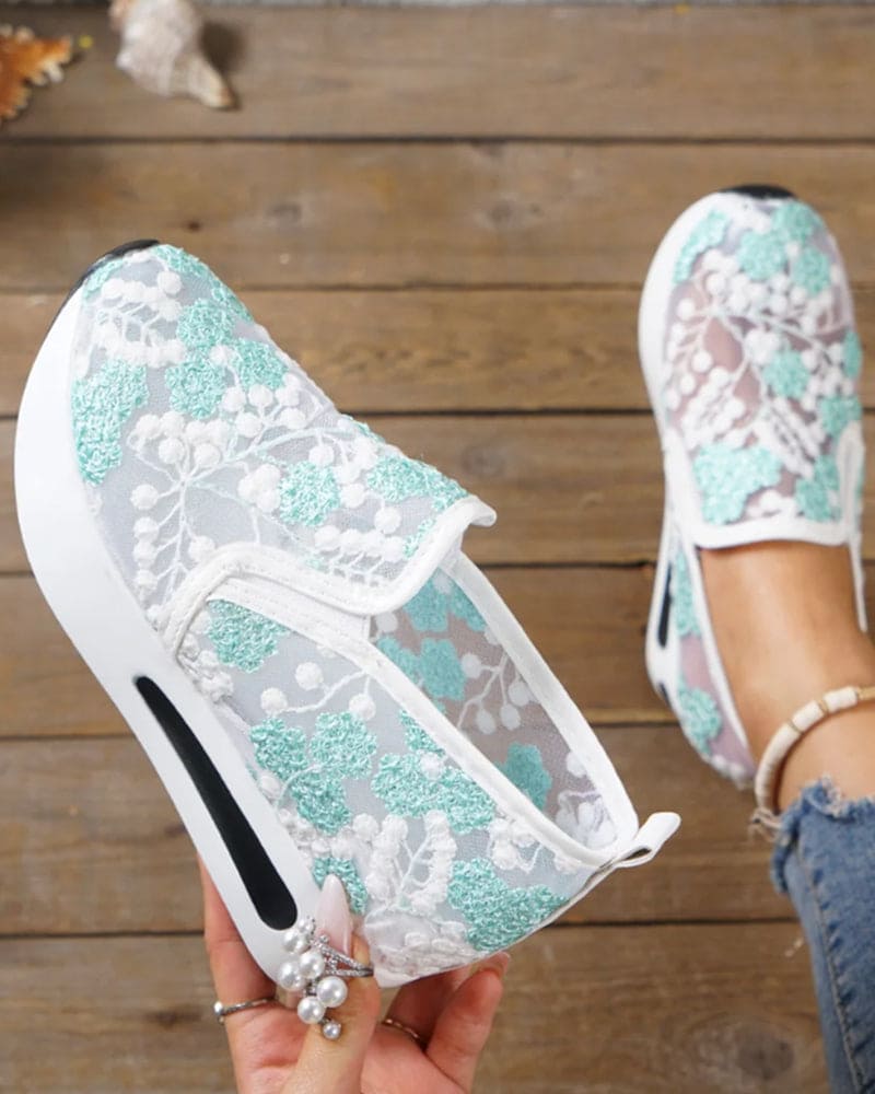 Yenthe | Ademende sneakers met geborduurde bloemen