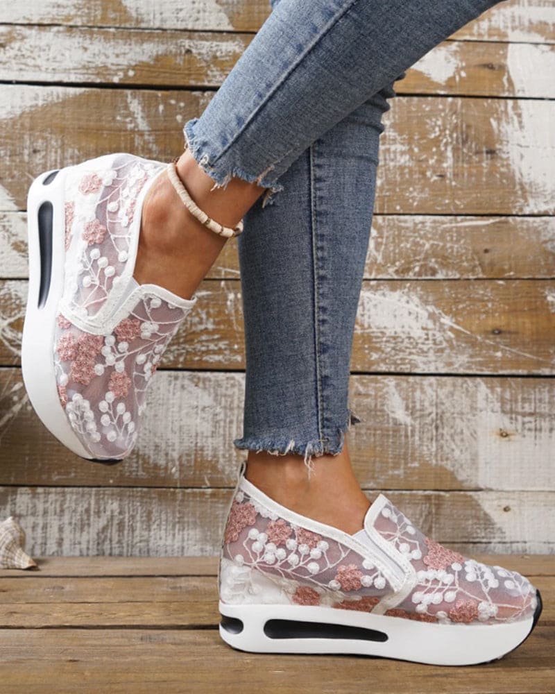 Yenthe | Ademende sneakers met geborduurde bloemen