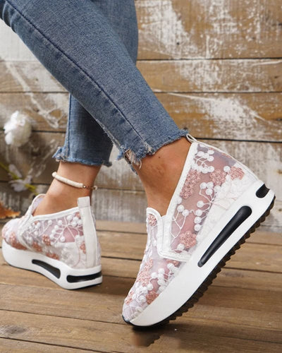 Yenthe | Ademende sneakers met geborduurde bloemen