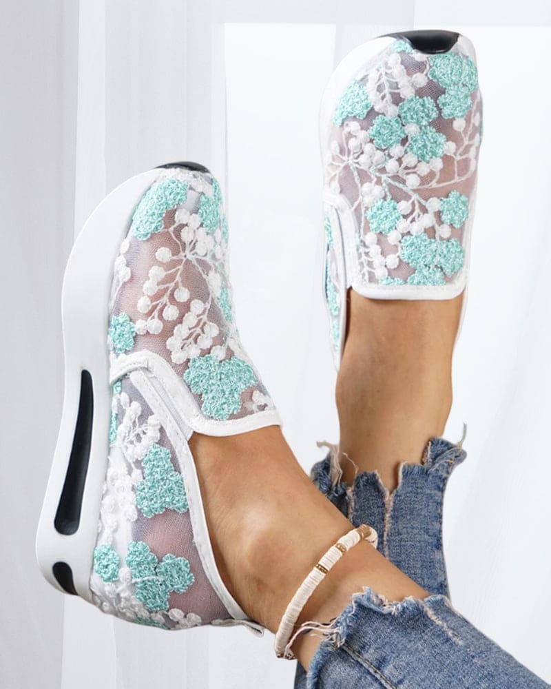 Yenthe | Ademende sneakers met geborduurde bloemen