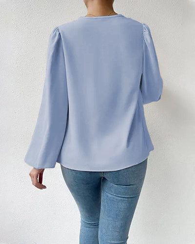 Demi - Een effen blouse met een V-hals