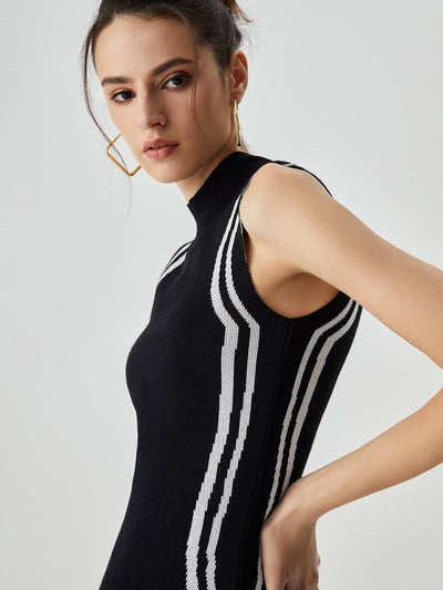 Tessel | Gebreide midi-jurk met asymmetrische contrasterende bies