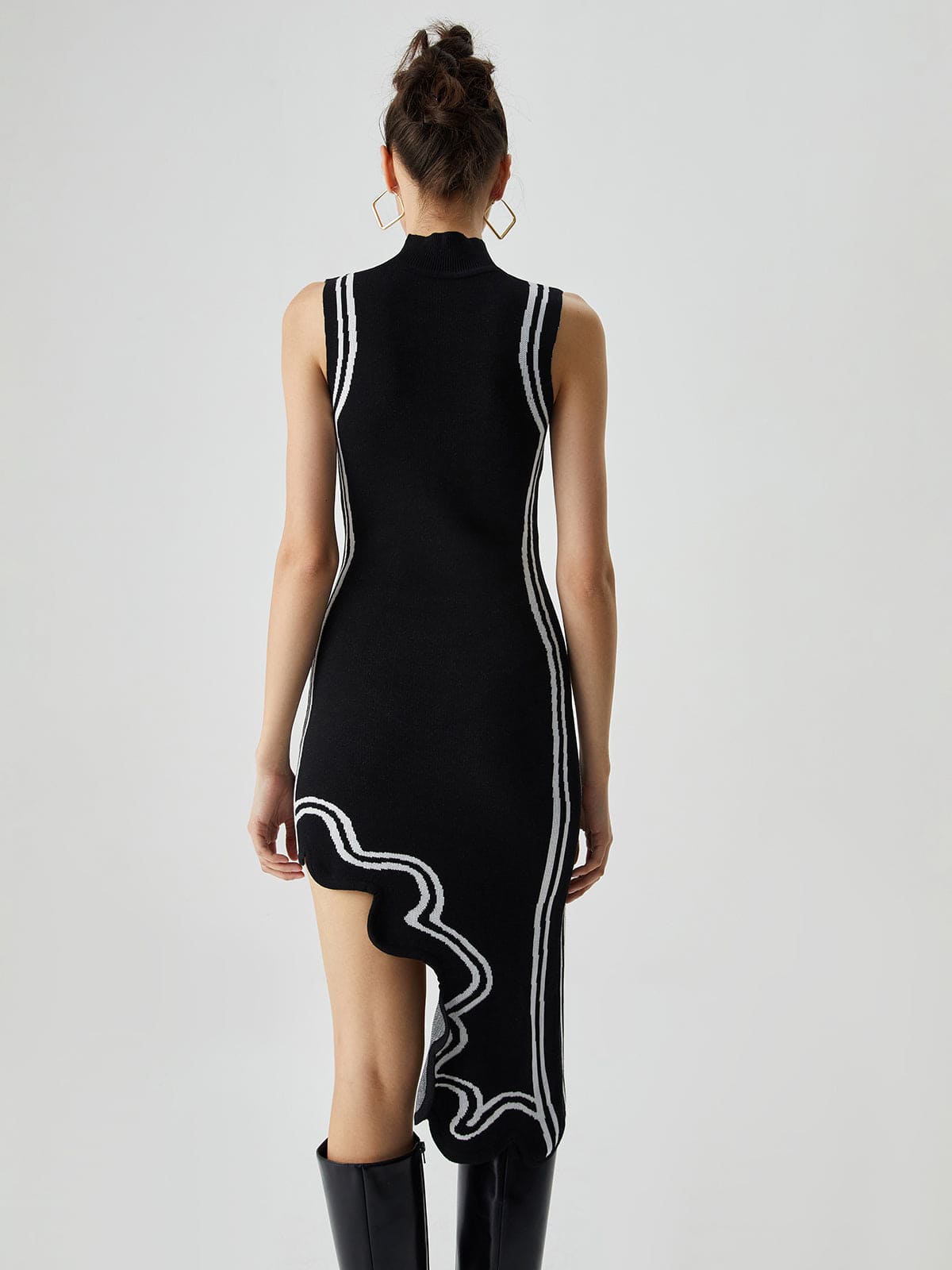 Tessel | Gebreide midi-jurk met asymmetrische contrasterende bies