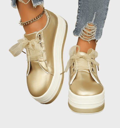 Nora | Glanzende sneakers met veters en dikke tussenzolen