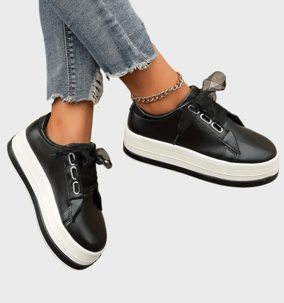 Nora | Glanzende sneakers met veters en dikke tussenzolen