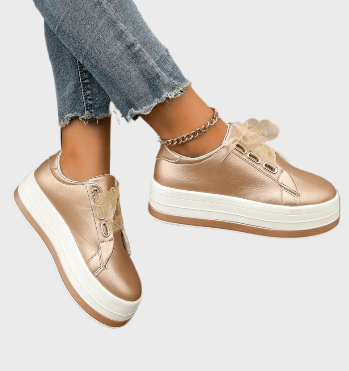 Nora | Glanzende sneakers met veters en dikke tussenzolen