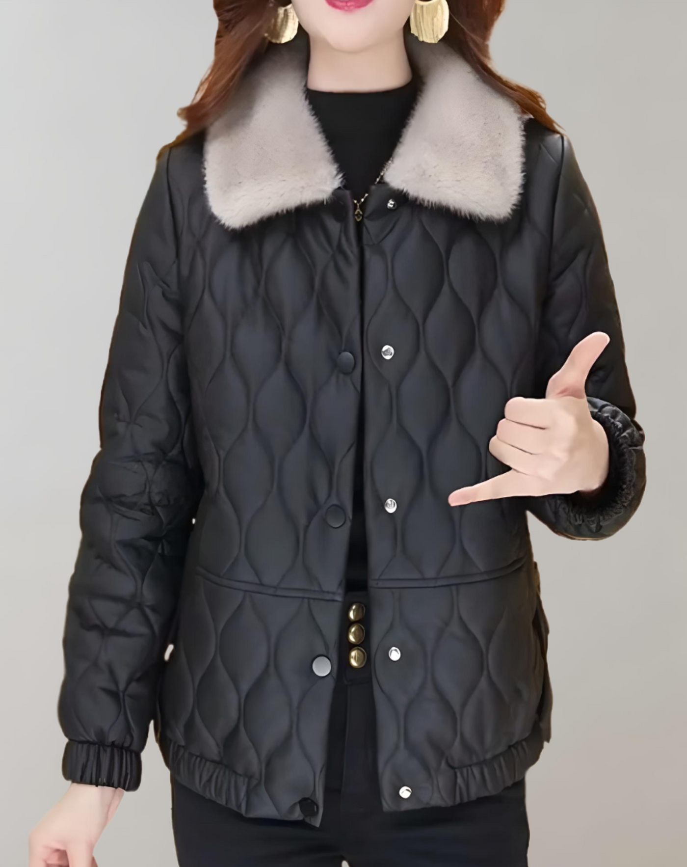 Nora - Zwart dikke winterjas met reliëfpatroon en kragen van imitatiestof