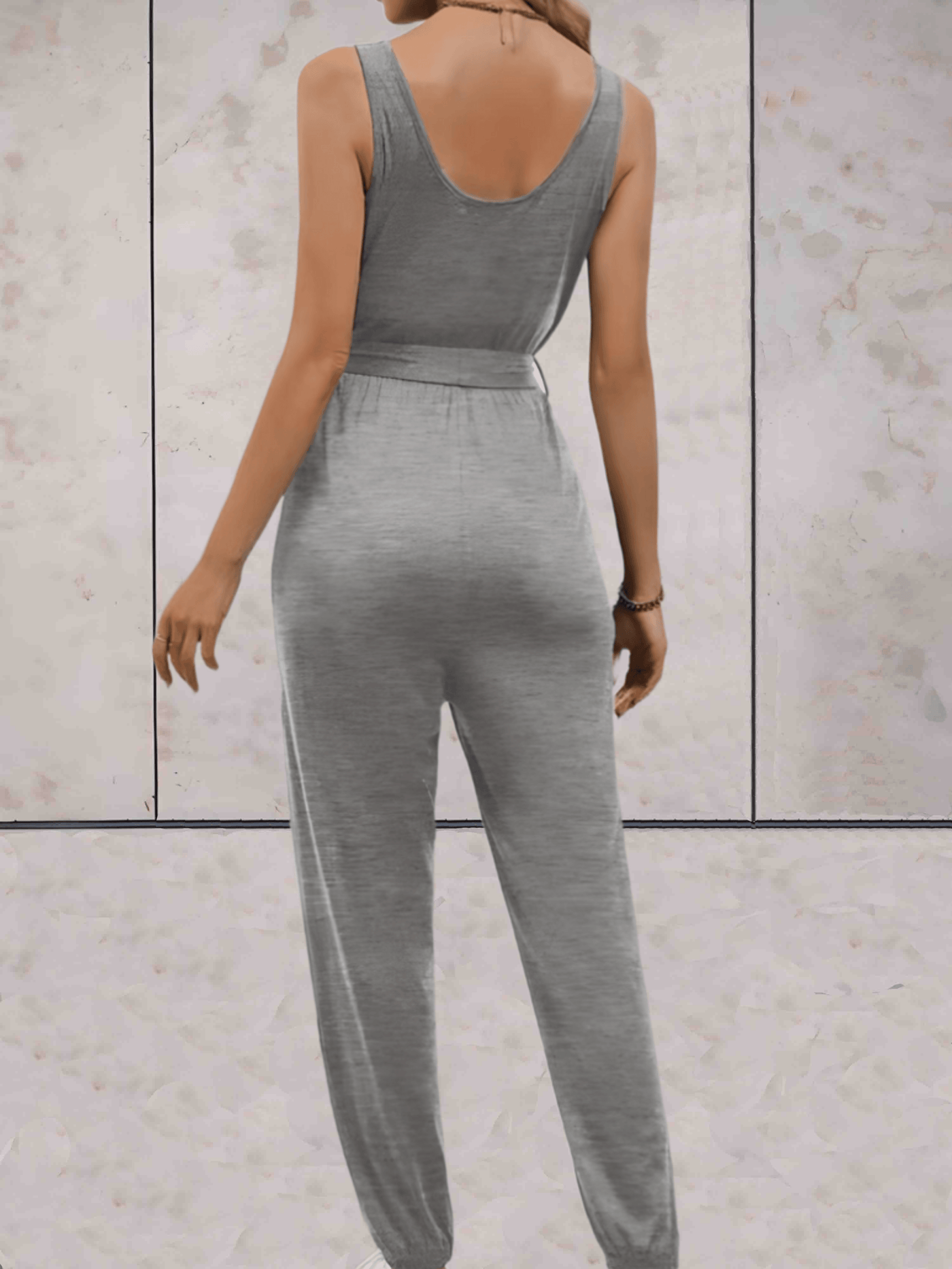 Priga -  Effen jumpsuit met lage v-uitsnijding en mouwloze strikbandjes