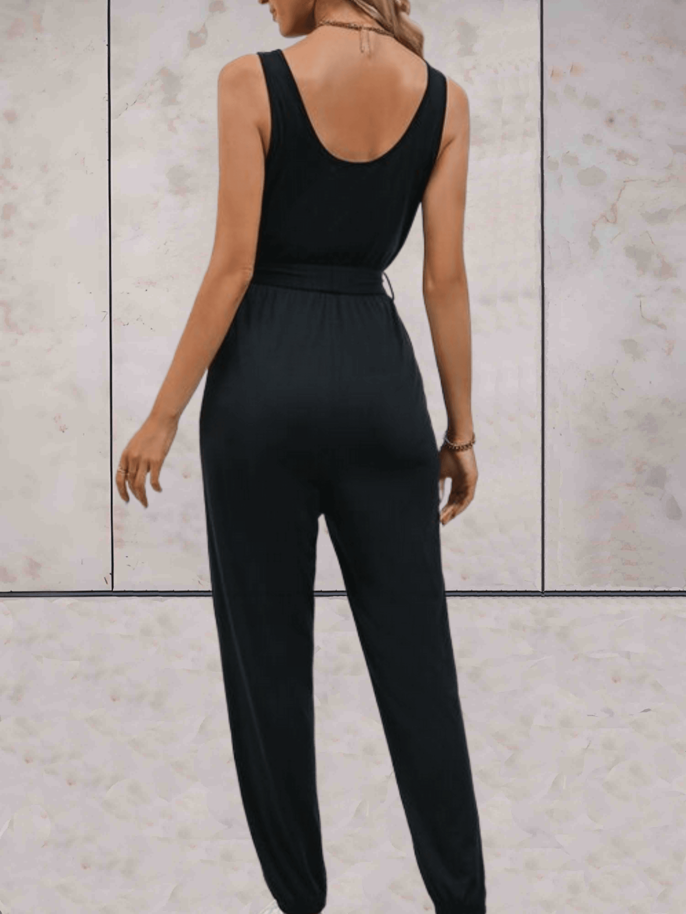 Priga -  Effen jumpsuit met lage v-uitsnijding en mouwloze strikbandjes