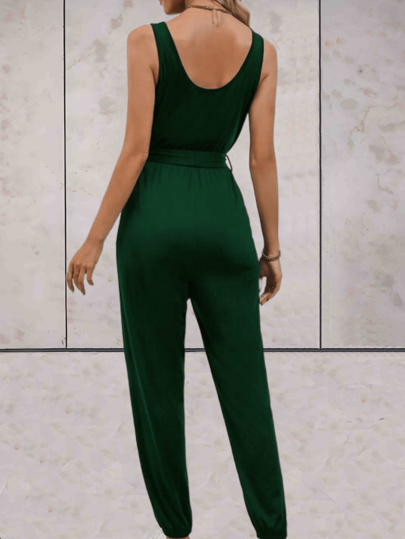 Priga -  Effen jumpsuit met lage v-uitsnijding en mouwloze strikbandjes
