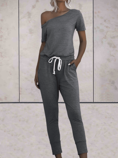 Priscilla - comfortabele eenzijdige jumpsuit met off shoulder mouwen en verstelbare knoop op de heupen