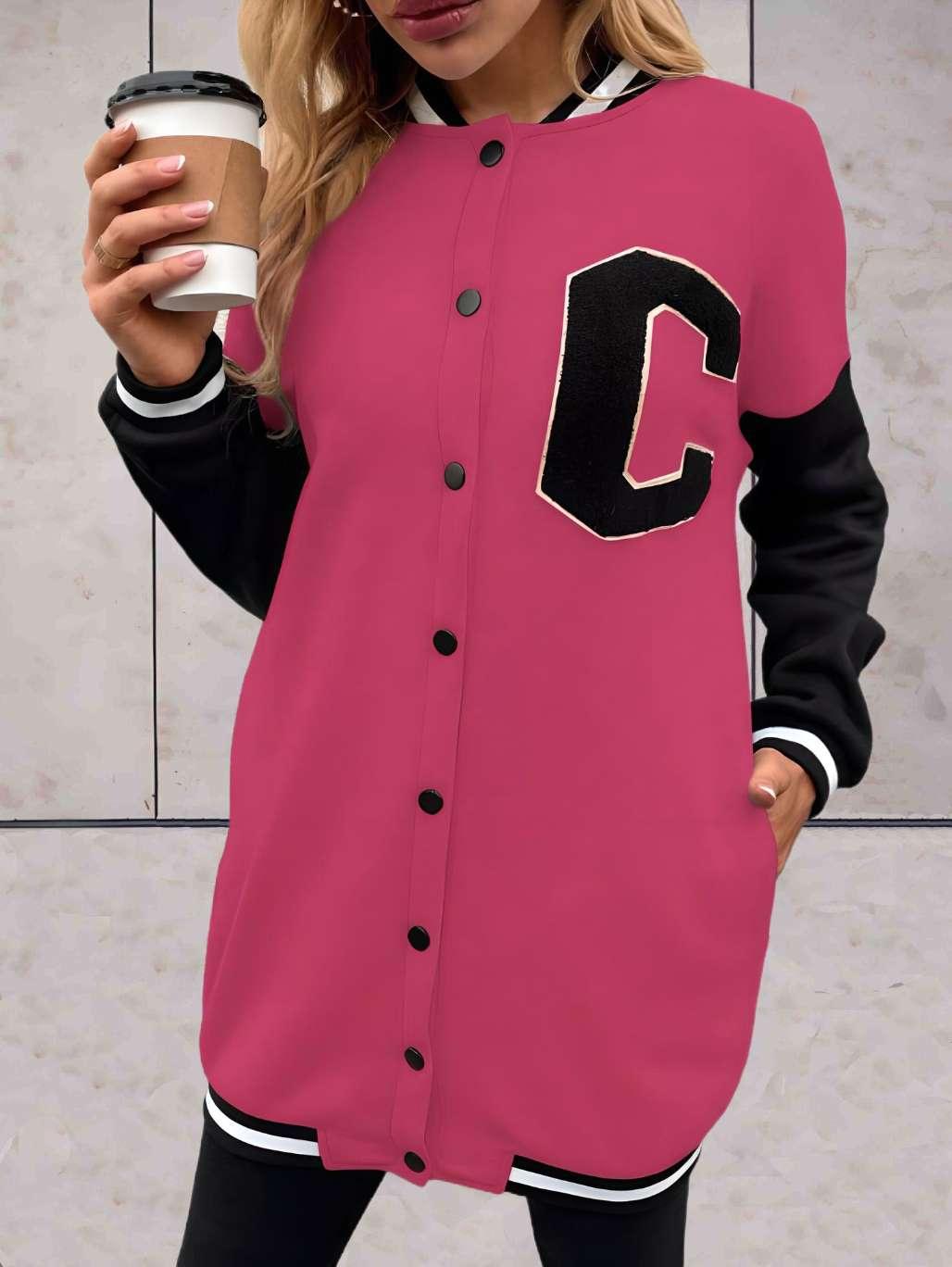 Rharie - oversized varsity-achtige jas in 3 kleuren, met knopen en geborduurde letter op de voorkant