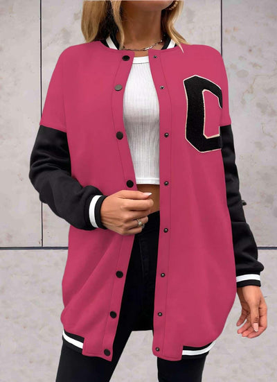 Rharie - oversized varsity-achtige jas in 3 kleuren, met knopen en geborduurde letter op de voorkant