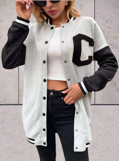 Rharie - oversized varsity-achtige jas in 3 kleuren, met knopen en geborduurde letter op de voorkant