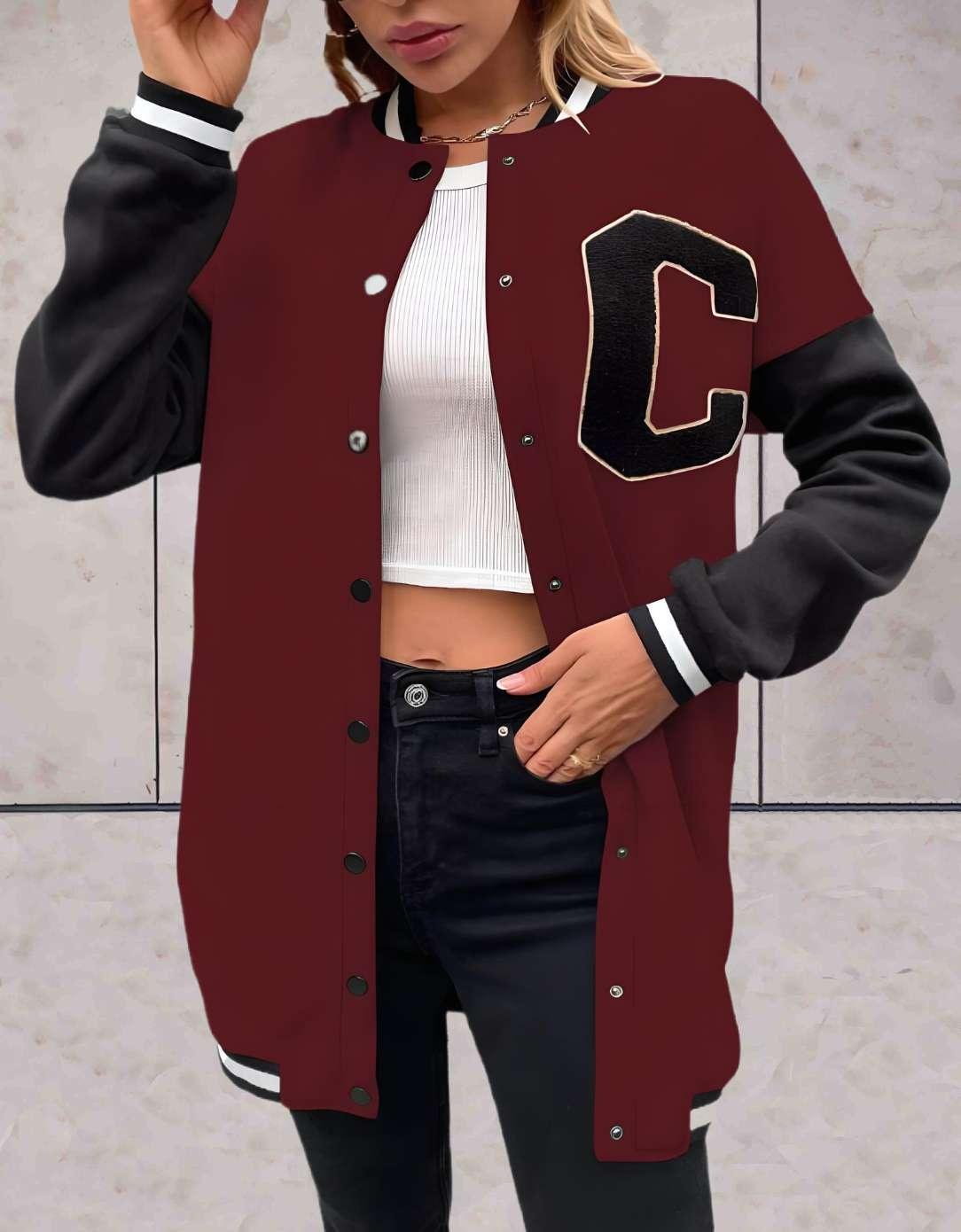 Rharie - oversized varsity-achtige jas in 3 kleuren, met knopen en geborduurde letter op de voorkant