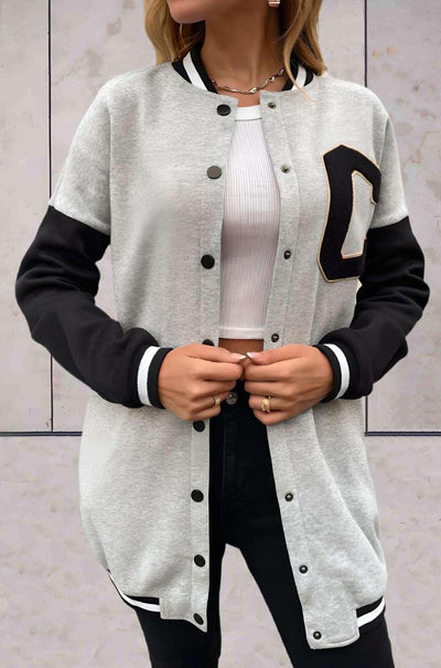 Rharie - oversized varsity-achtige jas in 3 kleuren, met knopen en geborduurde letter op de voorkant