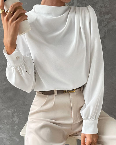 Isa - Een effen blouse met een gerimpelde kraag en een opstaande kraag